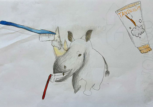 En noshörning som både borstar tänderna och hornet på nosen med tandborste